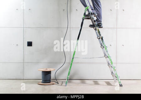 Teilweise mit Blick auf die Bauarbeiter auf der Leiter auf der Baustelle Stockfoto