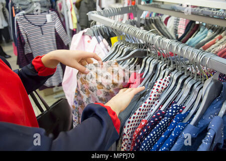 Frauen Hände gerupft bunte Kleidung im Shop Stockfoto