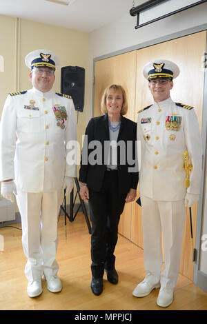 United States Senator Maggie Hassan steht mit dem ehemaligen und aktuellen befehlshabenden Offizieren der Coast Guard Cutter Campbell während der Änderung des Befehls Zeremonie Samstag, 8. April 2017, an der Portsmouth Naval Station in Portsmouth, New Hampshire. Das Patrouillenboot Campbell (WMEC-909) ist eine 270-Fuß-medium endurance Cutter homeported in Portsmouth, NH. (U.S. Coast Guard Foto von Petty Officer 3. Klasse Nicole J. Groll) Stockfoto