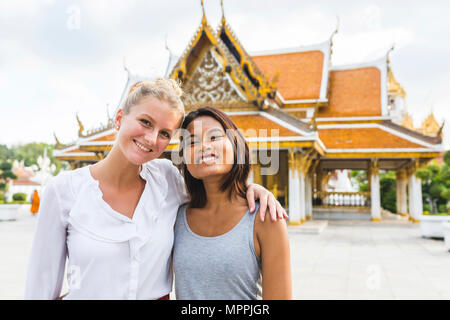 Thailand, Bangkok, Porträt von zwei lächelnde Freunde vor Temple Stockfoto