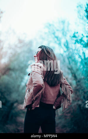 Rückansicht der jungen Frau aus Leder Jacke Stockfoto