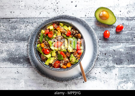 Quinoa Salat mit Avocado, Tomaten und Zuckerschoten Stockfoto