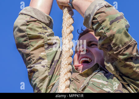 U.S. Army Ranger Kapitän Erick können den Heuvel, von Ft. Jackson, S.C., klettert ein Seil an der Malvesti Hindernis Kurs während der 34. jährlichen David E. Grange jr. Am besten Ranger Wettbewerb an Ft. Benning, Ga., Nov. 7, 2017. Die besten Ranger Wettbewerb ist eine dreitägige Veranstaltung, bestehend aus Herausforderungen Wettbewerber des körperlichen, geistigen und technischen Fähigkeiten, sowie zu Orten, an denen das Militär die besten Zwei-mann Ranger Teams gegeneinander um den Titel des besten Ranger zu konkurrieren. (U.S. Armee Foto: Staff Sgt. Justin S. Morelli) Stockfoto