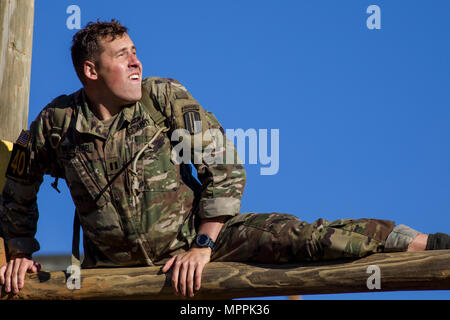 U.S. Army Ranger Kapitän Erick können den Heuvel, von Ft. Jackson, S.C., Manöver durch die Malvesti Hindernis Kurs während der 34. jährlichen David E. Grange jr. Am besten Ranger Wettbewerb an Ft. Benning, Ga., Nov. 7, 2017. Die besten Ranger Wettbewerb ist eine dreitägige Veranstaltung, bestehend aus Herausforderungen Wettbewerber des körperlichen, geistigen und technischen Fähigkeiten, sowie zu Orten, an denen das Militär die besten Zwei-mann Ranger Teams gegeneinander um den Titel des besten Ranger zu konkurrieren. (U.S. Armee Foto: Staff Sgt. Justin S. Morelli) Stockfoto