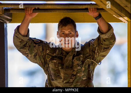 U.S. Army Ranger Kapitän Erick können den Heuvel, von Ft. Jackson, S.C., kreuzt ein Hindernis an der Malvesti Hindernis Kurs während der 34. jährlichen David E. Grange jr. Am besten Ranger Wettbewerb an Ft. Benning, Ga., Nov. 7, 2017. Die besten Ranger Wettbewerb ist eine dreitägige Veranstaltung, bestehend aus Herausforderungen Wettbewerber des körperlichen, geistigen und technischen Fähigkeiten, sowie zu Orten, an denen das Militär die besten Zwei-mann Ranger Teams gegeneinander um den Titel des besten Ranger zu konkurrieren. (U.S. Armee Foto: Staff Sgt. Justin S. Morelli) Stockfoto