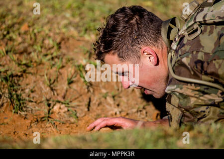 U.S. Army Ranger Kapitän Erick können den Heuvel, von Ft. Jackson, S.C., niedrig - kriecht durch die Gräben am Malvesti Hindernis Kurs während der 34. jährlichen David E. Grange jr. Am besten Ranger Wettbewerb an Ft. Benning, Ga., Nov. 7, 2017. Die besten Ranger Wettbewerb ist eine dreitägige Veranstaltung, bestehend aus Herausforderungen Wettbewerber des körperlichen, geistigen und technischen Fähigkeiten, sowie zu Orten, an denen das Militär die besten Zwei-mann Ranger Teams gegeneinander um den Titel des besten Ranger zu konkurrieren. (U.S. Armee Foto: Staff Sgt. Justin S. Morelli) Stockfoto