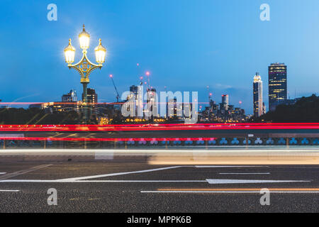 UK, London, Ampel Spuren auf die Westminster Bridge in der Dämmerung Stockfoto