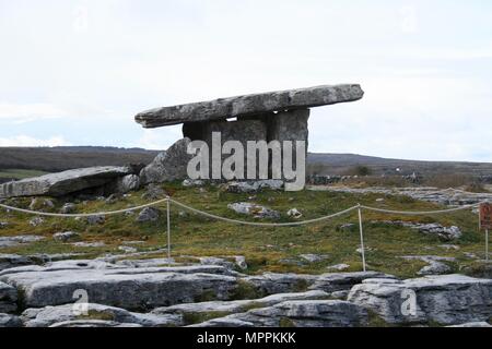 Poulnabrone Dolmen alten Portal Grab von Burren National Park in Corofin, County Clare, Irland. Stockfoto