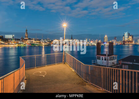 Deutschland, Hamburg, Blick vom Aussichtspunkt Alten Elbtunnel zu Hafen und Elbphilharmonie im Abendlicht Stockfoto