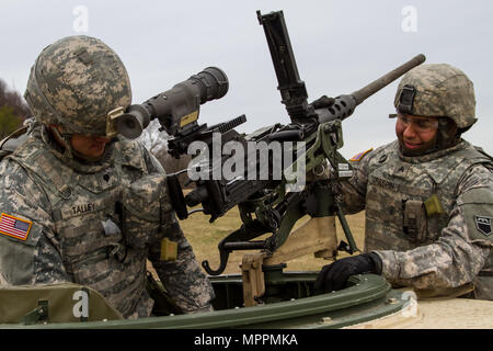 US Army Reserve SPC. Isaac Talley, einem chemischen, biologischen, radiologischen und nuklearen Spezialist und US-Armee Sgt. Gregory Crespin ein radfahrzeug Mechaniker, sowohl mit der 277Th Quartermaster Firma, 76 Operationelle Antwort Befehl, prüfen eine M2 .50 Kaliber Maschinenpistole in der Vorbereitung für die Qualifizierung als Teil Betrieb Cold Steel am Fort McCoy, Wis., 2. April 2017. Der 76 ORC ist die Armee finden Zentrum für Verteidigung Unterstützung der zivilen Behörden, die Koordinierung der staatlichen und lokalen Beamten, Ersthelfer und andere Bundesbehörden bei Notfällen oder Naturkatastrophen unterstützen. Betrieb Stockfoto