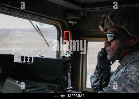 US Army 1st Lieutenant Edward Manibusan, Human Resources Officer mit der 364 zivilen Angelegenheiten der Feuerwehr, 351 zivilen Angelegenheiten Befehl, kommuniziert mit den Turm während einer Übung im Rahmen der Operation Cold Steel am Fort McCoy, Wis., April 02, 2017. Die 351 CACOM ist verantwortlich für strategische Operationen durch taktische zivilen Angelegenheiten über die US Pacific Command Verantwortungsbereich unterstützen. Betrieb Cold Steel ist der US-Armee finden Crew - Serviert Waffen Qualifizierung und Validierung Übung, um zu gewährleisten, dass America's Army Reserve Einheiten und Soldaten ausgebildet werden und bereit zu dep Stockfoto