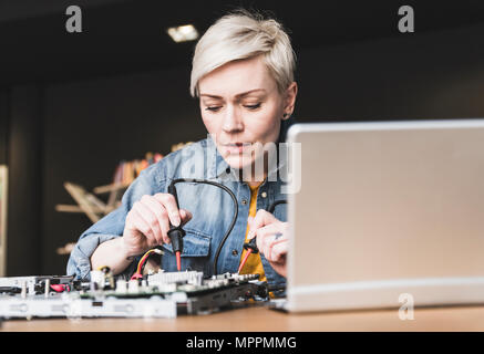 Frau Arbeiten am Computer Stockfoto
