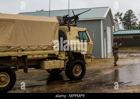 Eine taktische Fahrzeug mit einem M2 .50 Kaliber Maschinengewehr montiert ist, eine Staging Area geführte nach einem Feuer Übung in Reihe 26 auf Fort McCoy, Wis., während des Betriebs Cold Steel, April 03, 2017. Betrieb Cold Steel ist der US-Armee finden Crew - Serviert Waffen Qualifizierung und Validierung Übung, um zu gewährleisten, dass America's Army Reserve Einheiten und Soldaten ausgebildet sind und bereit, auf kurze bereitstellen - Bekanntmachung und Bekämpfung - bereit, tödlichen Feuerkraft zur Unterstützung der Armee und unsere gemeinsamen Partner überall in der Welt. (U.S. Armee finden Foto von SPC. Jeremia Holz, 358 Öffentliche Angelegenheiten Ablösung/R Stockfoto