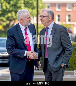 Der Führer der Jeremy Corbyn ist von Professor James McElnay, der Vizekanzler an der Queen's University in Belfast begrüßt, vor der Erstellung einer öffentlichen Vorlesung in der Aula. Stockfoto