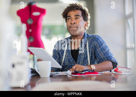 Fashion Designer arbeiten mit Tablet-PC auf dem Tisch Stockfoto