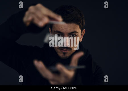 Portrait von Magier zaubern mit Spielkarten. Stockfoto