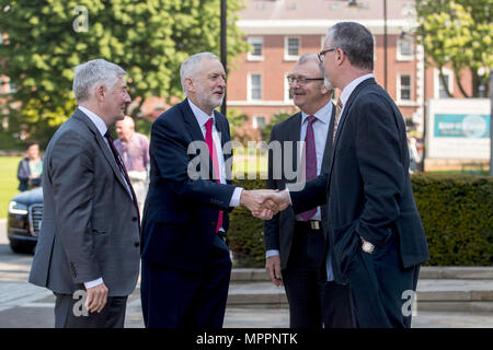 Labour-Chef Jeremy Corbyn und Schatten-Staatssekretär für Nordirland Tony Lloyd MP (links) werden von Professor Richard English (rechts) begrüßt, Und pro-Vizekanzler für Internationalisierung und Engagement an der Queen's University und Professor James McElnay als Vizekanzler bei ihrer Ankunft an der Universität in Belfast, um während eines Besuchs in Nordirland einen Vortrag zu halten. Stockfoto