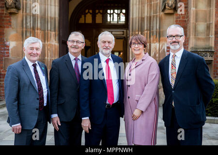 Labour-Chef Jeremy Corbyn (Mitte) und Schatten-Staatssekretär für Nordirland Tony Lloyd MP (links) mit dem amtierenden Vizekanzler Professor James McElnay (zweiter von rechts), Pro-Vizekanzler für Internationalisierung und Engagement an der Queen's University Professor Richard English (rechts), Und der amtierende Kanzler Wendy Galbraith an der Queens University in Belfast, wo Corbyn während seines ersten Besuchs in Nordirland als Parteivorsitzender einen Vortrag halten wird. Stockfoto