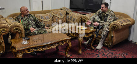 Brigadegeneral mongolischen spricht Kopf von der afghanischen Streitkräfte Akademie der medizinischen Wissenschaften mit Captain Samuel Owen, ärztlicher Berater am Kabul National Military Hospital in Kabul, Afghanistan, April 1.  Mongolischen diskutierten Pläne für die künftige Ausbildung vor Ort für afghanische Nationalarmee Medizinstudenten. Kabul-Krankenhaus wird derzeit Restaurierung und Erneuerung bemüht Patienten weiterhin eine qualitativ hochwertige Versorgung zu erhalten, während das Krankenhaus und das medizinische Personal für die zukünftigen Anforderungen des Krankenhauses und medizinisches Personal vorbereiten. Stockfoto