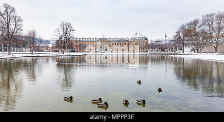 Deutschland, Baden-Württemberg, Stuttgart, Neues Schloss, See Eckensee im Winter Stockfoto