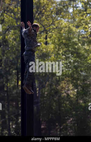 Ein U.S. Army Ranger Tropfen in das Wasser an der Bekämpfung Wasser überleben Bewertung während der 34. jährlichen David E. Grange jr. Am besten Ranger Wettbewerb an Ft. Benning, Ga., Nov. 9, 2017. Die besten Ranger Wettbewerb ist eine dreitägige Veranstaltung, bestehend aus Herausforderungen Wettbewerber des körperlichen, geistigen und technischen Fähigkeiten, sowie zu Orten, an denen das Militär die besten Zwei-mann Ranger Teams gegeneinander um den Titel des besten Ranger zu konkurrieren. (U.S. Armee Foto: Staff Sgt. Justin S. Morelli/Freigegeben) Stockfoto