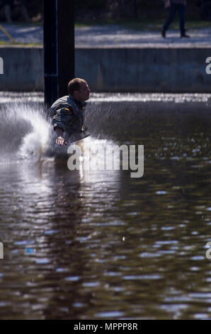 Ein U.S. Army Ranger Tropfen in das Wasser an der Bekämpfung Wasser überleben Bewertung während der 34. jährlichen David E. Grange jr. Am besten Ranger Wettbewerb an Ft. Benning, Ga., Nov. 9, 2017. Die besten Ranger Wettbewerb ist eine dreitägige Veranstaltung, bestehend aus Herausforderungen Wettbewerber des körperlichen, geistigen und technischen Fähigkeiten, sowie zu Orten, an denen das Militär die besten Zwei-mann Ranger Teams gegeneinander um den Titel des besten Ranger zu konkurrieren. (U.S. Armee Foto: Staff Sgt. Justin S. Morelli/Freigegeben) Stockfoto