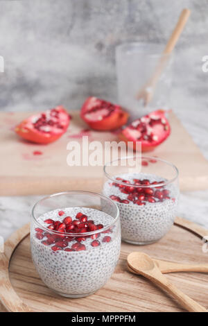 Zwei Gläser von Chia Pudding mit Granatapfel Saatgut Stockfoto