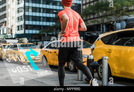 USA, New York City, Mann in der Stadt läuft mit Daten um ihn herum Stockfoto