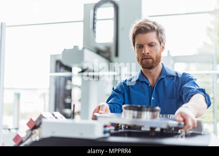 Mann Prüfung Produkt in Unternehmen Stockfoto