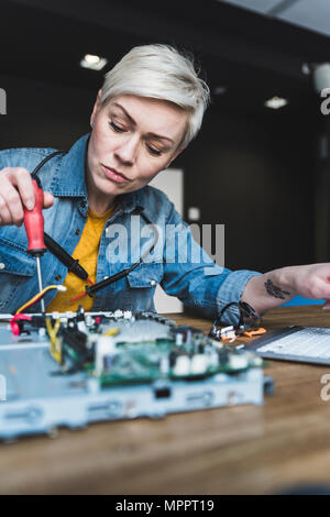 Frau Arbeiten am Computer Stockfoto