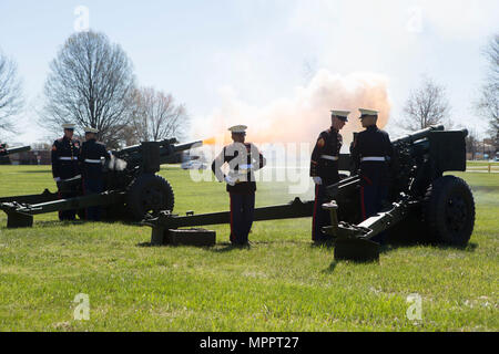 U. S. Marines mit Marine Corps Base Quantico Feuer während der Trauerfeier der pensionierte US Marine Corps Generalleutnant Lawrence F. Snowden an der US-Marine Gedächtniskapelle, Quantico, VA., 8. April 2017 einen Batterie-Gruß von 155mm Haubitze. Snowden zog 1979 nach fast 40 Dienstjahren, kämpfte in Engagements während Zweiter Weltkrieg, Koreanischer Krieg und Vietnam. Er starb 18. Februar 2017. Er war nach der Pensionierung für die Organisation von gemeinsamen "Reunion of Honor" Missionen prominent bekannt, die eine für Japaner und US-Veteranen und ihre Familien, Würdenträger, Führer und Service Gelegenheit Stockfoto