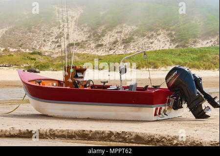 Pacific City, Oregon, USA - Juli 2, 2015: ein Ruderboot Boot sitzt am Sandstrand am Kap Kiwanda, in Erwartung auf einen Anhänger geladen werden. Stockfoto