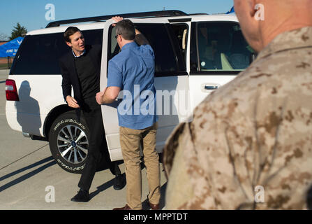 Jared Kushner, Senior Berater von Präsident Donald J. Trump, begibt sich ein Flugzeug als gemeinsame Basis Andrews, 2. April 2017 geht. DoD Photo by Petty Marineoffizier 2. Klasse Dominique A. Pineiro Stockfoto