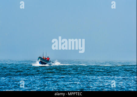 Pacific City, Oregon, USA - Juli 2, 2015: dory boat Captain bläst einem canstier Horn, in der er ankündigt, er kommt von der Foggy Meer zu Land Stockfoto