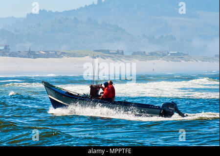 Pacific City, Oregon, USA - Juli 2, 2015: ein Ruderboot Boot bis zur Landung am Strand von Cape Kiwanda, Pacific City, Oregon kommenden Stockfoto