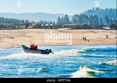 Pacific City, Oregon, USA - Juli 2, 2015: ein Ruderboot Boot landet auf dem Strand am Cape Kiwanda, Pacific City, Oregon Stockfoto