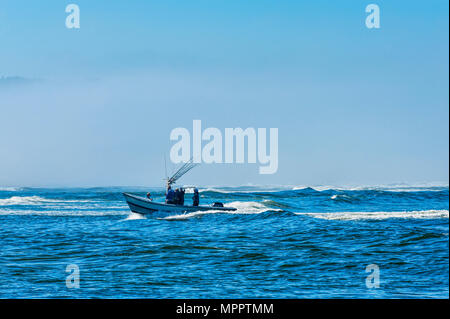 Pacific City, Oregon, USA - Juli 2, 2015: ein Ruderboot Boot aus Angeln im Meer am Strand von Pacific City kommen. Stockfoto