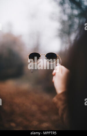 Woman's Hand Sonnenbrille Stockfoto