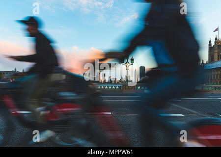 UK, London, Menschen, die Fahrräder auf die Westminster Bridge Stockfoto