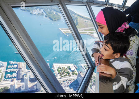 Toronto Kanada, Bremer Boulevard, CN Tower, Aussichtsturm, modernes Wunder, Sky Pod, Fensterblick nach Süden, Lake Ontario, Toronto Island, Inseln, Asian Muslim, gi Stockfoto