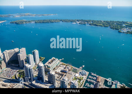 Toronto Kanada, CN Tower, Sky Pod, Fensterblick nach Süden, Lake Ontario, Toronto Island, Inseln, Hafen, Hafenfront, Uferpromenade, Hochhäuser Wolkenkratzer Stockfoto