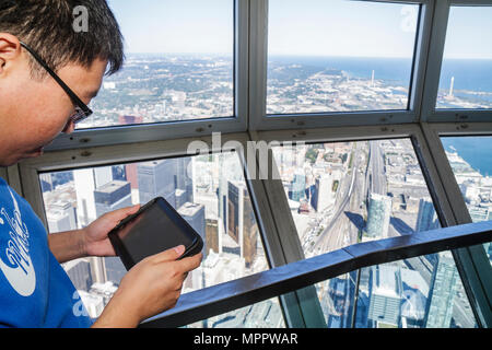 Toronto Kanada, Bremer Boulevard, CN Tower, Aussichtsturm, modernes Wunder, Sky Pod, Fensterblick nach Norden, Gebäude, Skyline der Stadt, Skyline, Asien Stockfoto