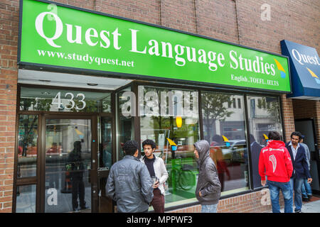 Toronto Kanada, Yonge Street, Schaufenster, Sprache, bilinguale Schule, Quest Sprache, bilinguale Studien, Lehren, Lernen, Englisch, Englisch als Fremdsprache Stockfoto