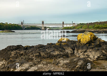 Menai Strait ist eine schmalen Meer Wasser, trennt die Insel Anglesey vom Festland Wales und hier schließt der Britannia Bridge. Stockfoto