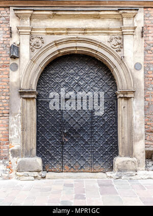 Alte graviert rostiges Metall Tür, Kirche Eingang Stockfoto