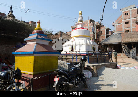 Stupas oder Chörten, in der Straße, Bhaktapur, Kathmandu, Nepal Stockfoto