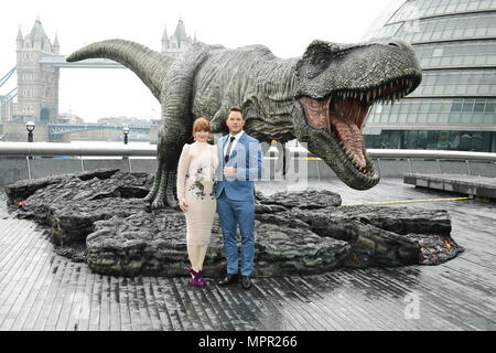 Bryce Dallas Howard (links) und Chris Pratt an einem Fotoshooting für Jurassic Welt: Gefallene Königreich, an der Strada, London statt. Stockfoto