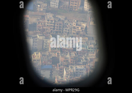 Stadt Gebäude durch ein Flugzeug Fenster gesehen, Kathmandu, Nepal Stockfoto