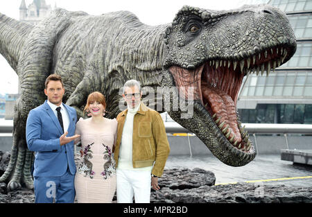 Chris Pratt (links), Bryce Dallas Howard und Jeff Goldblum (rechts) Teilnahme an einem Fotoshooting für Jurassic Welt: Gefallene Königreich, an der Strada, London statt. Stockfoto