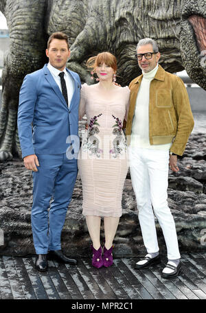 Chris Pratt (links), Bryce Dallas Howard und Jeff Goldblum (rechts) Teilnahme an einem Fotoshooting für Jurassic Welt: Gefallene Königreich, an der Strada, London statt. Stockfoto